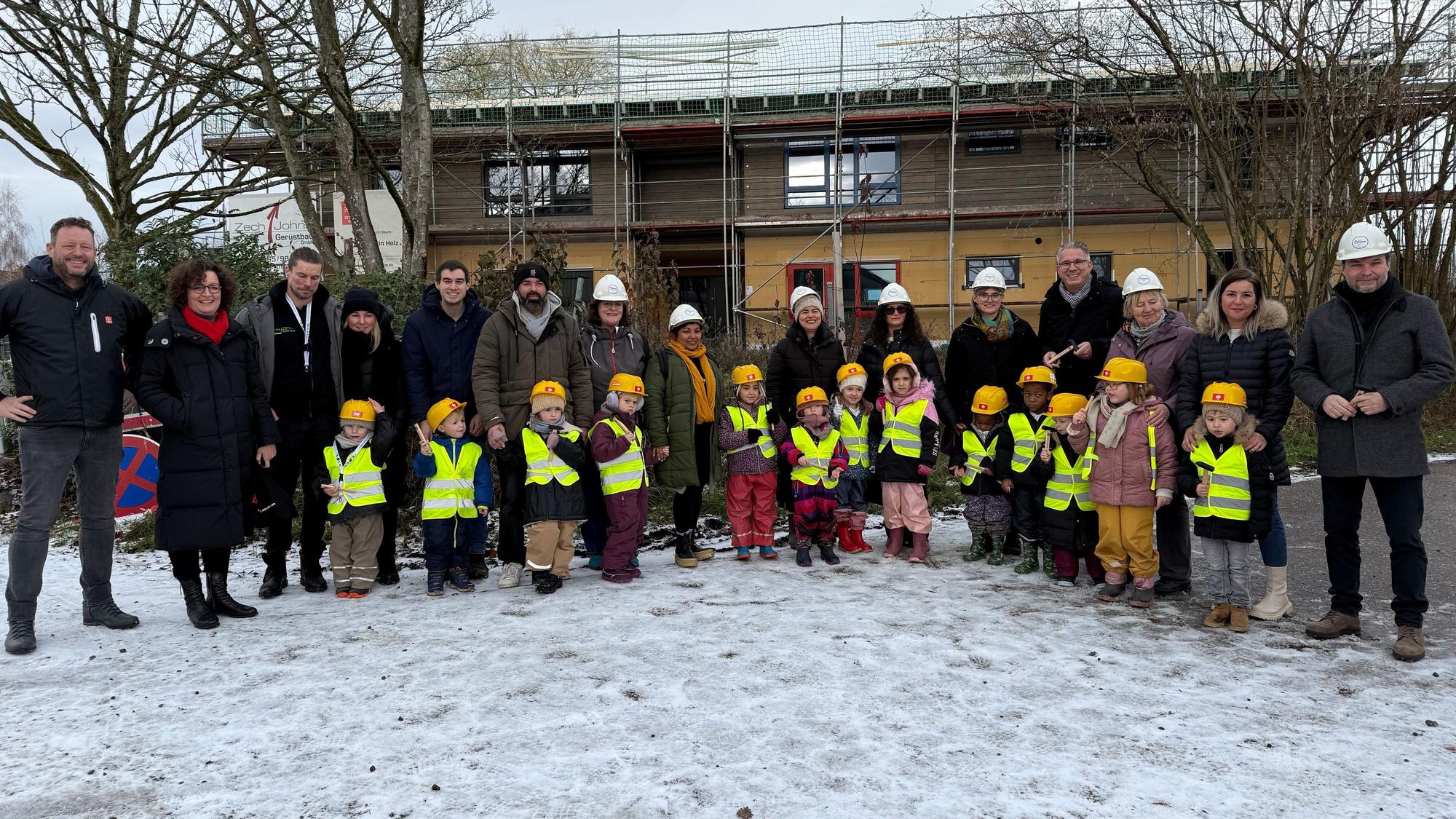 Die Kinder der Kita Eulenbusch besuchten die Baustelle ihres neuen Kindergartens, der im März fertiggestellt werden soll.