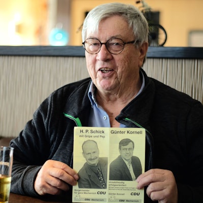 Günter Kornell zeigt einen Wahlkampf-Flyer aus dem Jahr 1999.