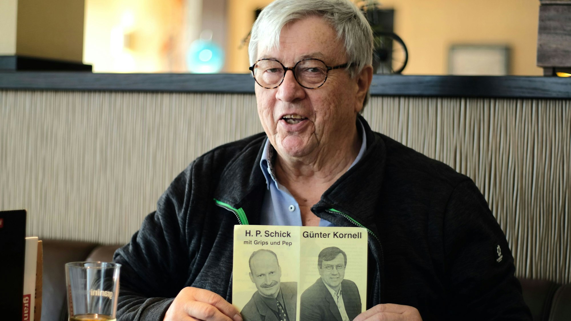 Günter Kornell zeigt einen Wahlkampf-Flyer aus dem Jahr 1999.