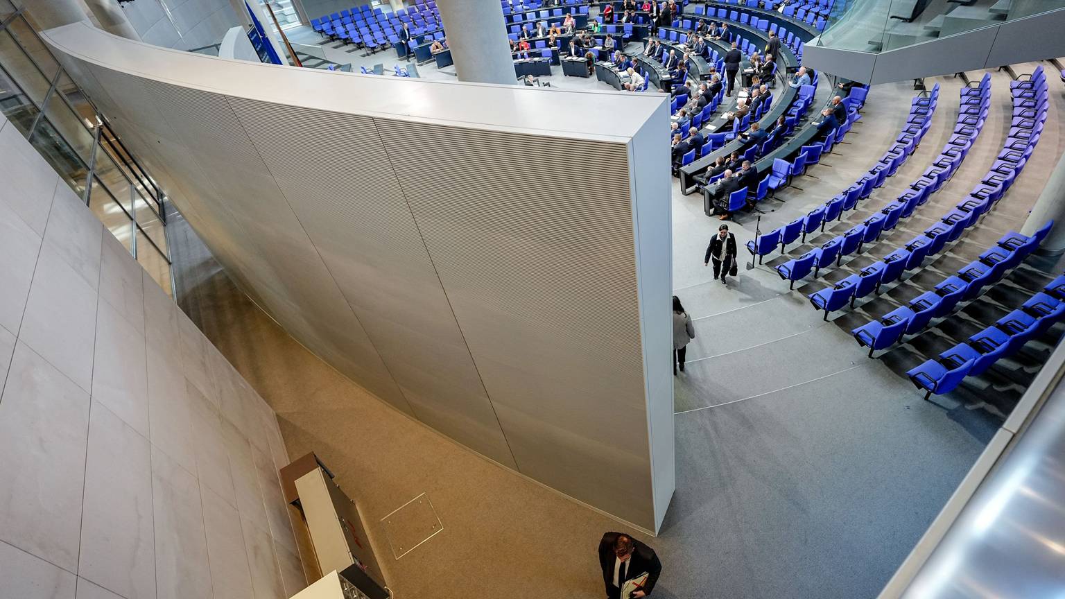 Lars Klingbeil (SPD), Bundesminister der Finanzen, Vizekanzler und SPD-Bundesvorsitzender, steht am Rande der Sitzung des Bundestags zum Auftakt der Haushaltswoche hinter einer Stellwand mit einem Kollegen zusammen.