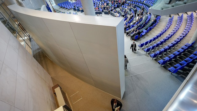 Lars Klingbeil (SPD), Bundesminister der Finanzen, Vizekanzler und SPD-Bundesvorsitzender, steht am Rande der Sitzung des Bundestags zum Auftakt der Haushaltswoche hinter einer Stellwand mit einem Kollegen zusammen.