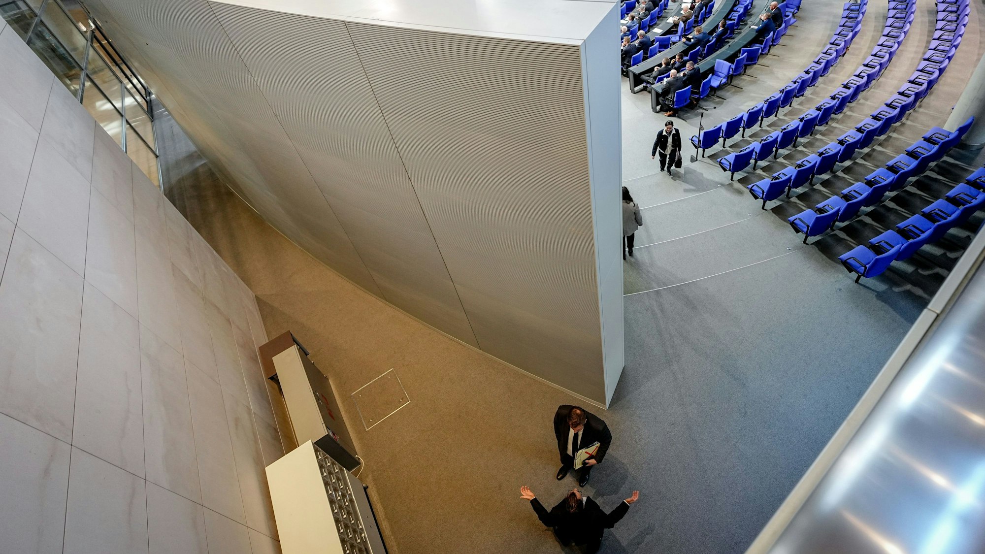 Lars Klingbeil (SPD), Bundesminister der Finanzen, Vizekanzler und SPD-Bundesvorsitzender, steht am Rande der Sitzung des Bundestags zum Auftakt der Haushaltswoche hinter einer Stellwand mit einem Kollegen zusammen.