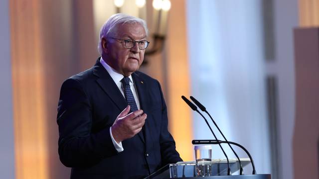 09.11.2025, Berlin: Bundespräsident Frank-Walter Steinmeier hält am Jahrestag des Mauerfalls 1989, des antijüdischen Pogroms der Nazis 1938 und der Ausrufung der Republik nach dem Ersten Weltkrieg 1918 in seiner Residenz Schloss Bellevue in Berlin, Deutschland, eine Rede über aktuelle Gefahren für die Demokratie.