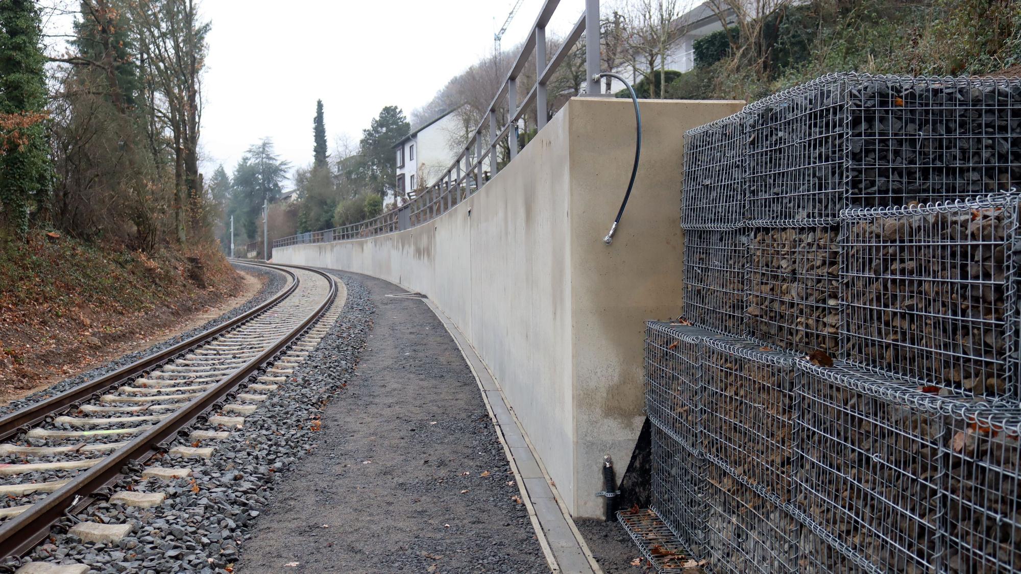 Eine 140 Meter lange Stützmauer befindet sich entlang der Bahnstrecke. Sie schützt den Hang vor dem Abrutschen.