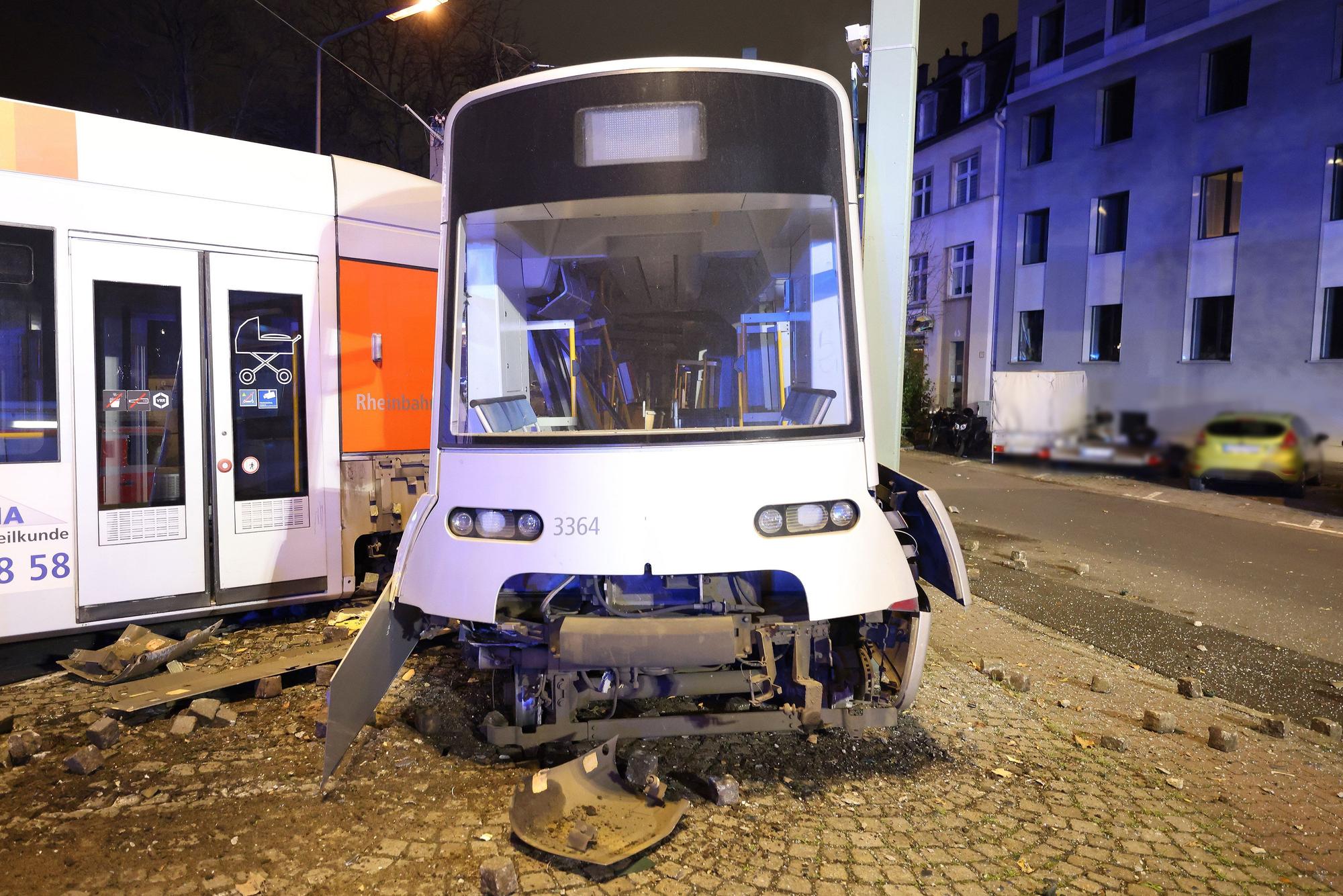 Die Straßenbahn ist entgleist.