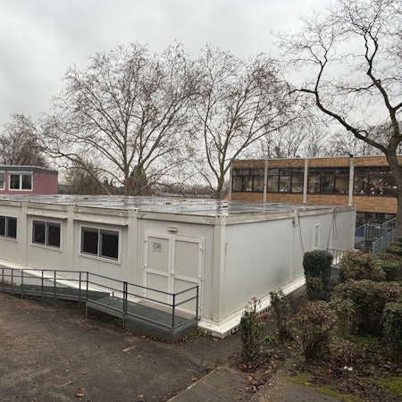 Auf dem Bild sind alte Container zu sehen, die als Schulmensa genutzt wurden.