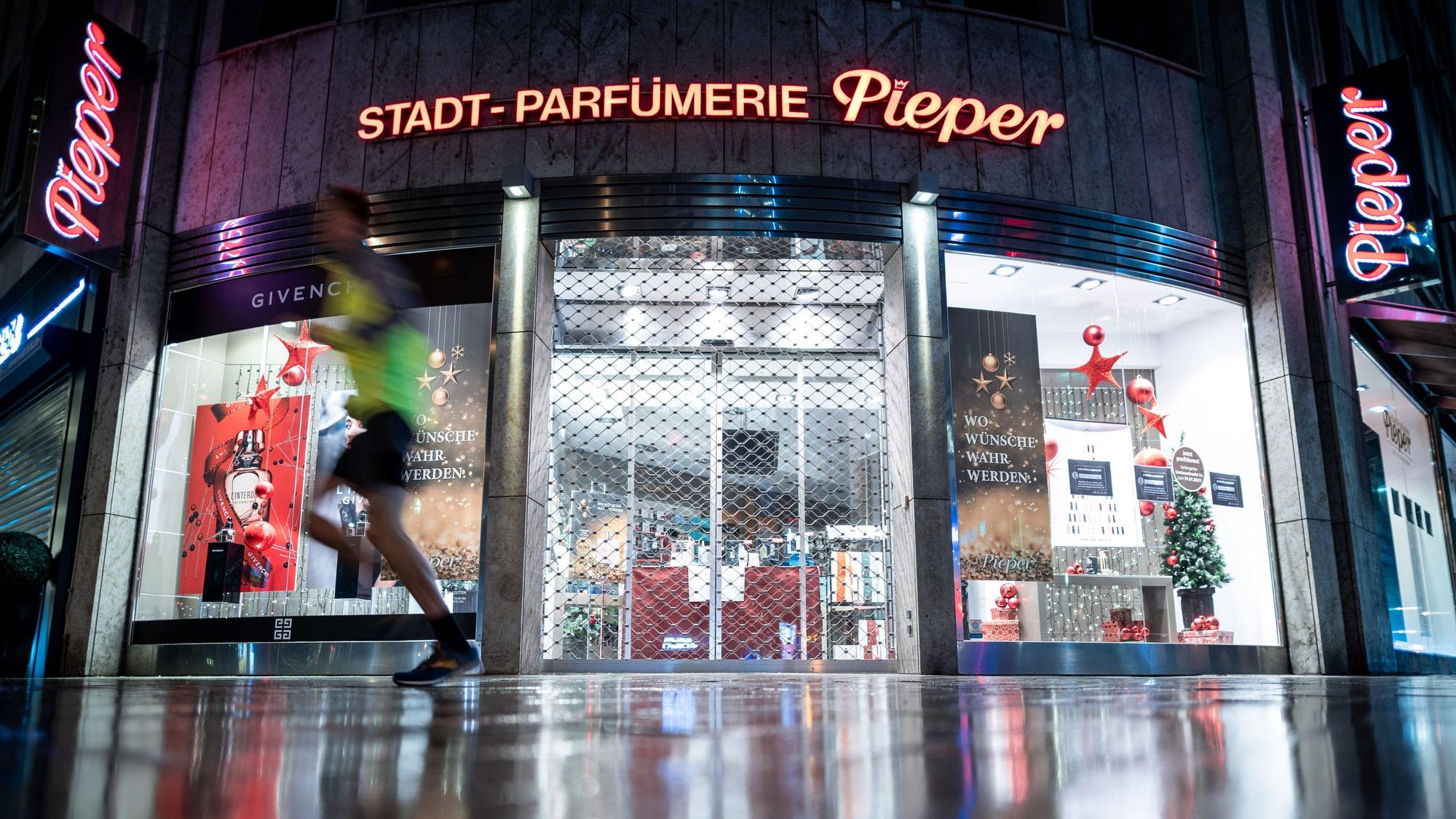 Ein geschlossenes Ladengeschäft der Parfümeriekette Pieper wird bei Nacht gezeigt.