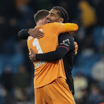 Bayer 04 Leverkusen im Freudentaumel: Mark Flekken und Loïc Badé fallen sich in die Arme