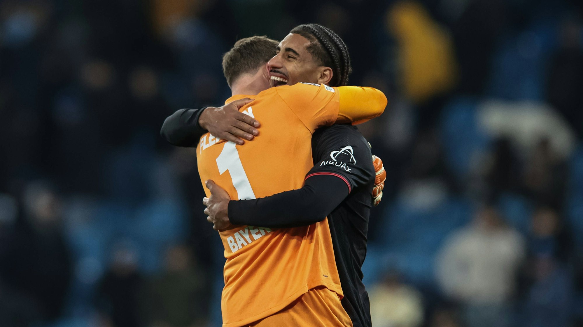Bayer 04 Leverkusen im Freudentaumel: Mark Flekken und Loïc Badé fallen sich in die Arme