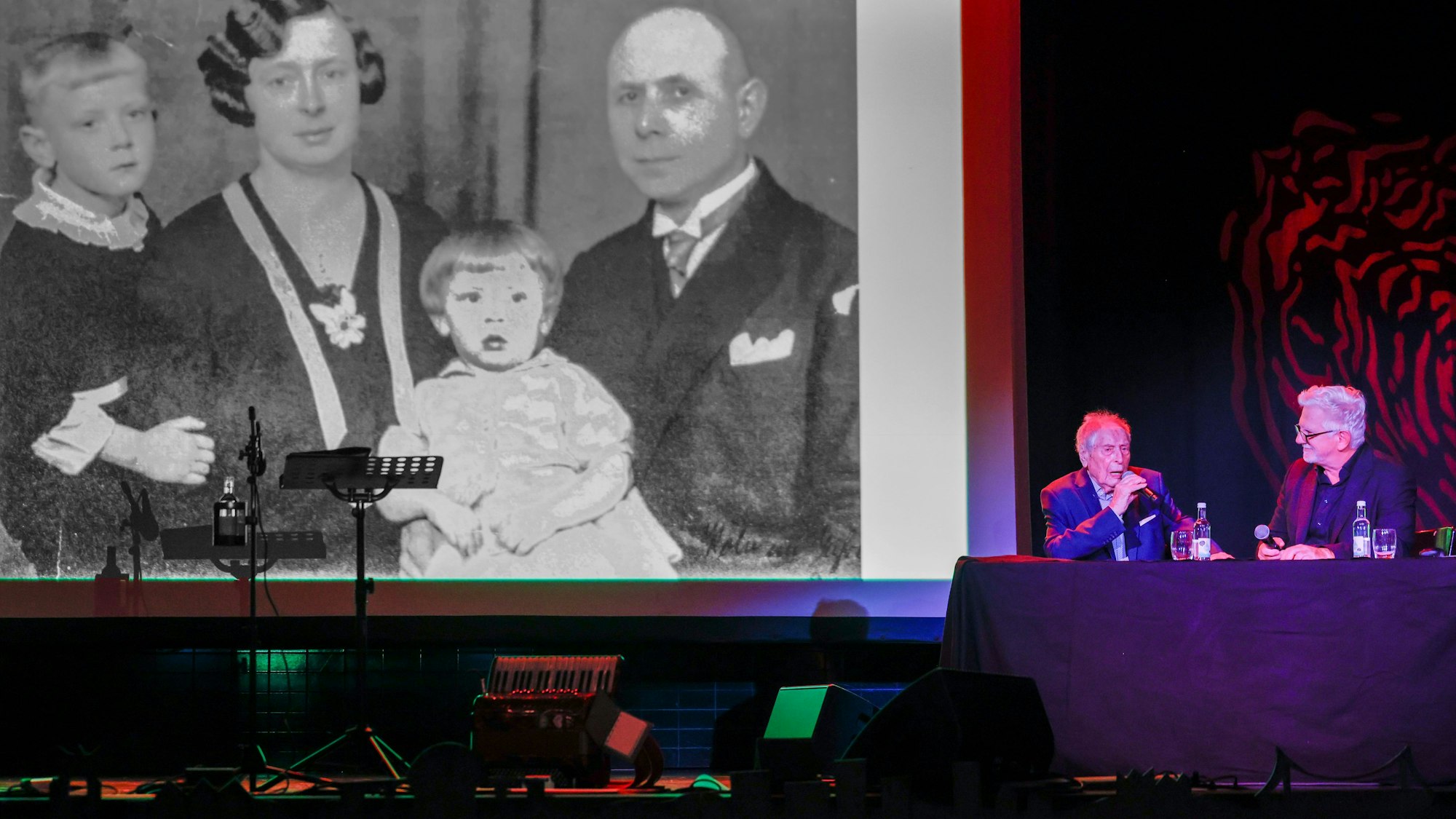 Ludwig Sebus nahm das Publikum mit auf eine Reise durch seine Kindheit.