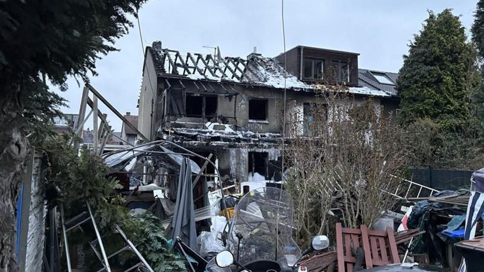 Am Mittwochmorgen zeigt sich das Ausmaß der Zerstörung, die der Brand am haus in Weiß verursacht hat.