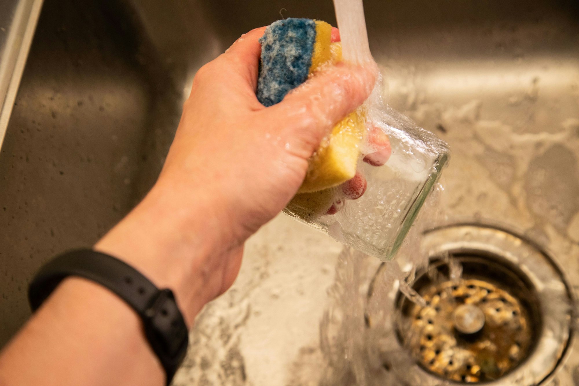 Schritt 5: Das Glas unter warmen Wasser mit Spülmittel reinigen.