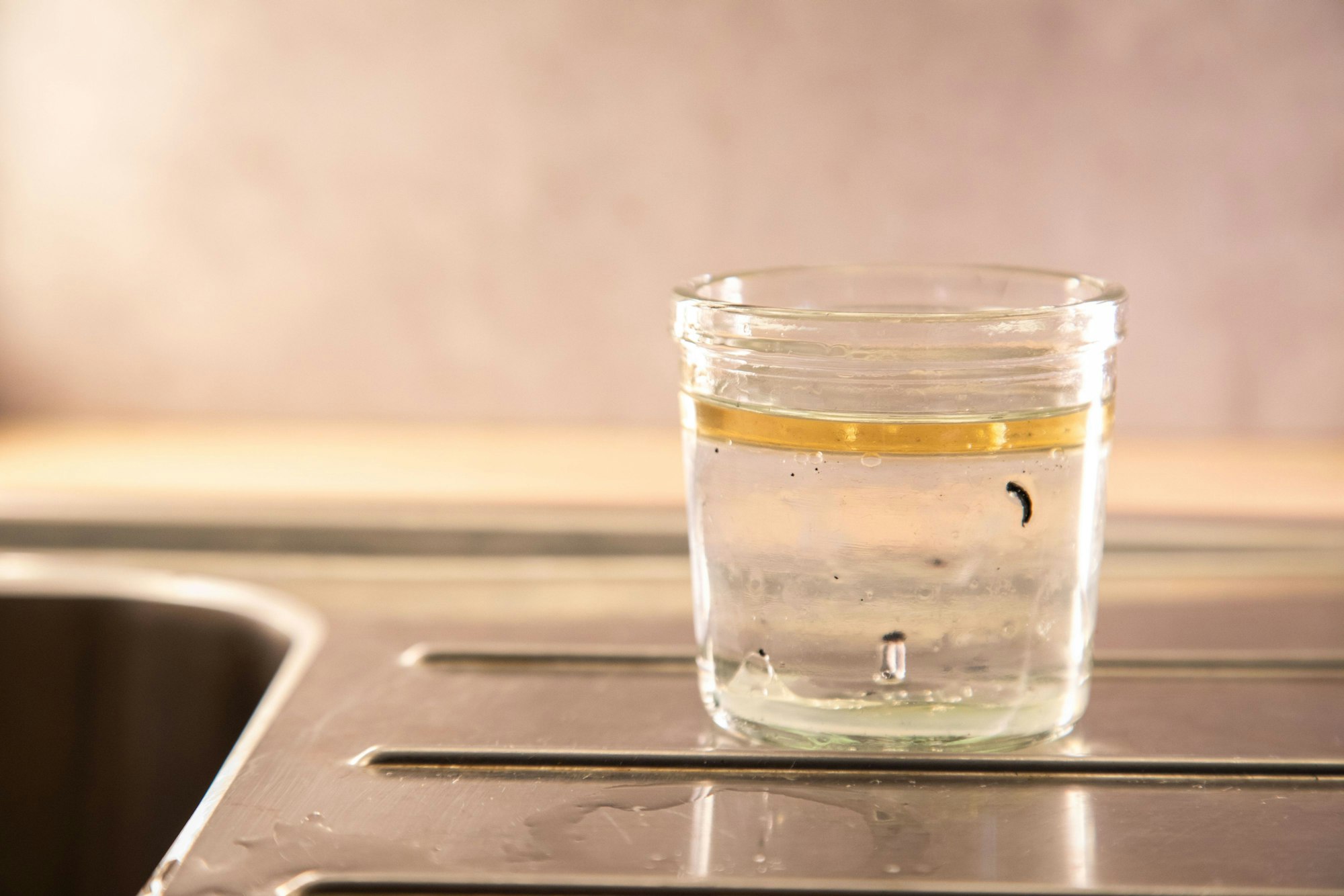 Schritt 1: Heißes Wasser in das Glas gießen und einige Minuten stehen lassen, bis das Wachs kalt geworden ist.