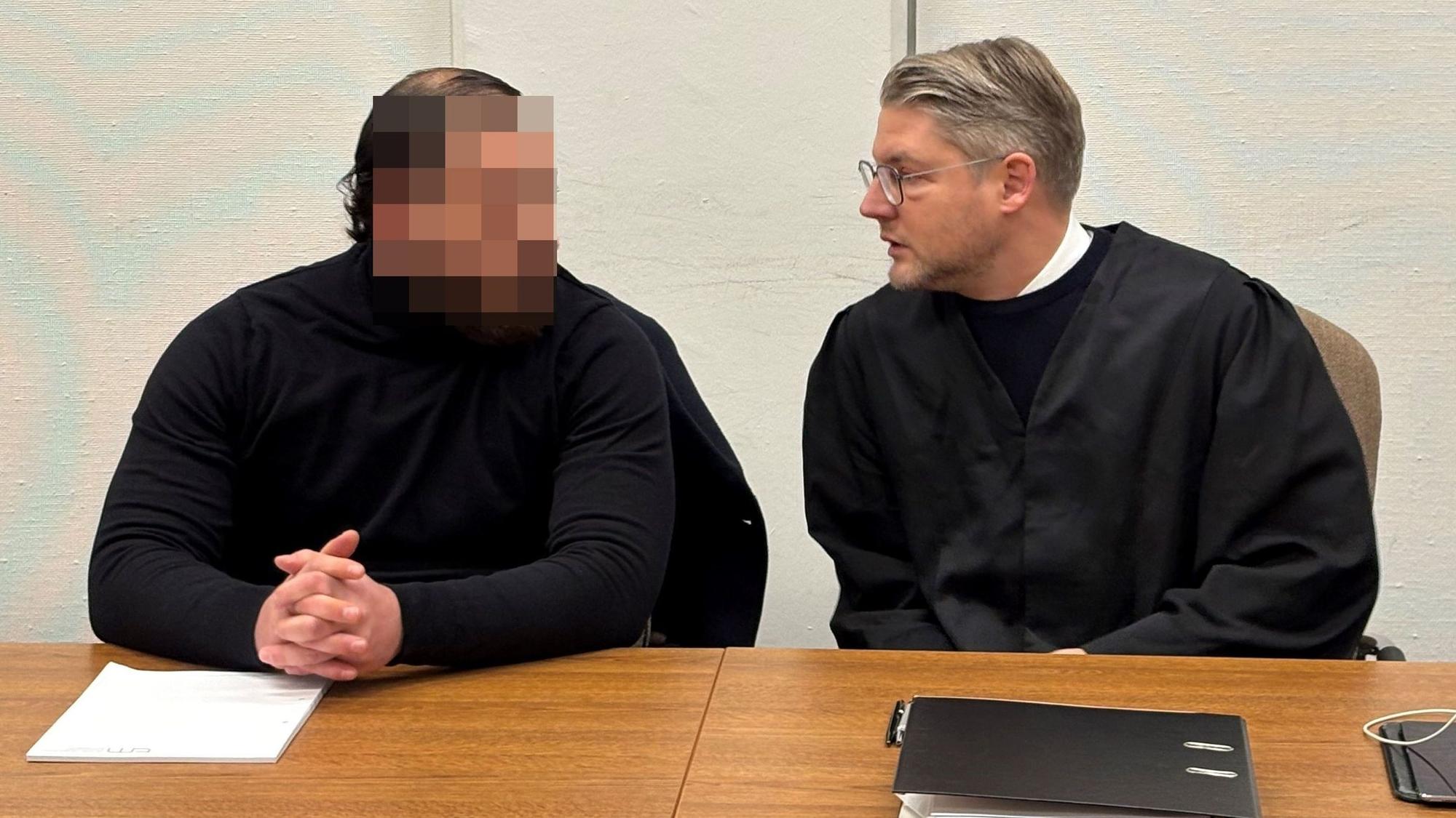 Der Angeklagte Hami S. mit seinem Verteidiger Leonhard Mühlenfeld beim Prozessauftakt im Landgericht