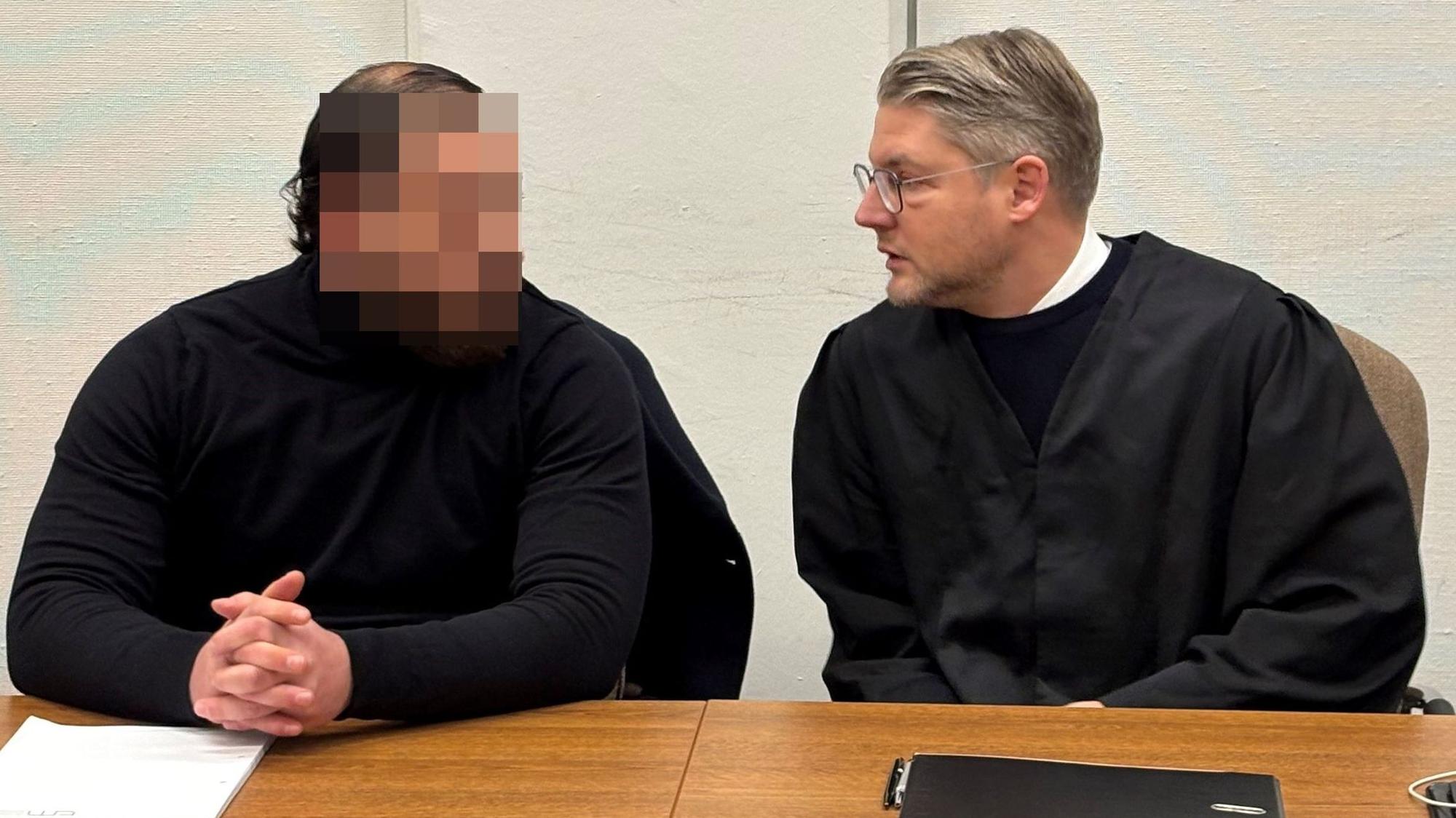 Der Angeklagte Hami S. mit seinem Verteidiger Leonhard Mühlenfeld beim Prozessauftakt im Landgericht