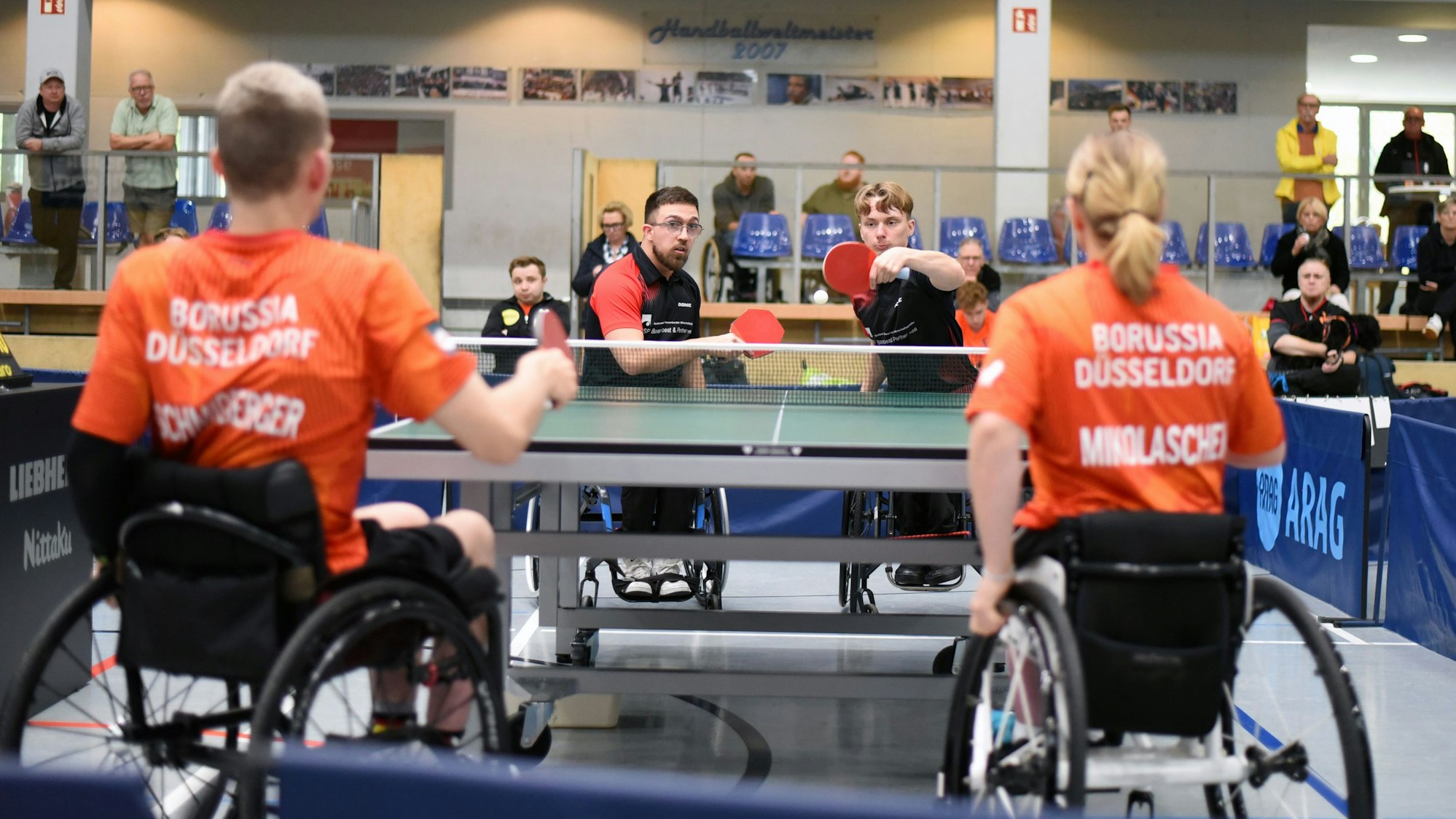 Eine Spielsituation bei einem Turnier im Rollstuhl-Tischtennis.