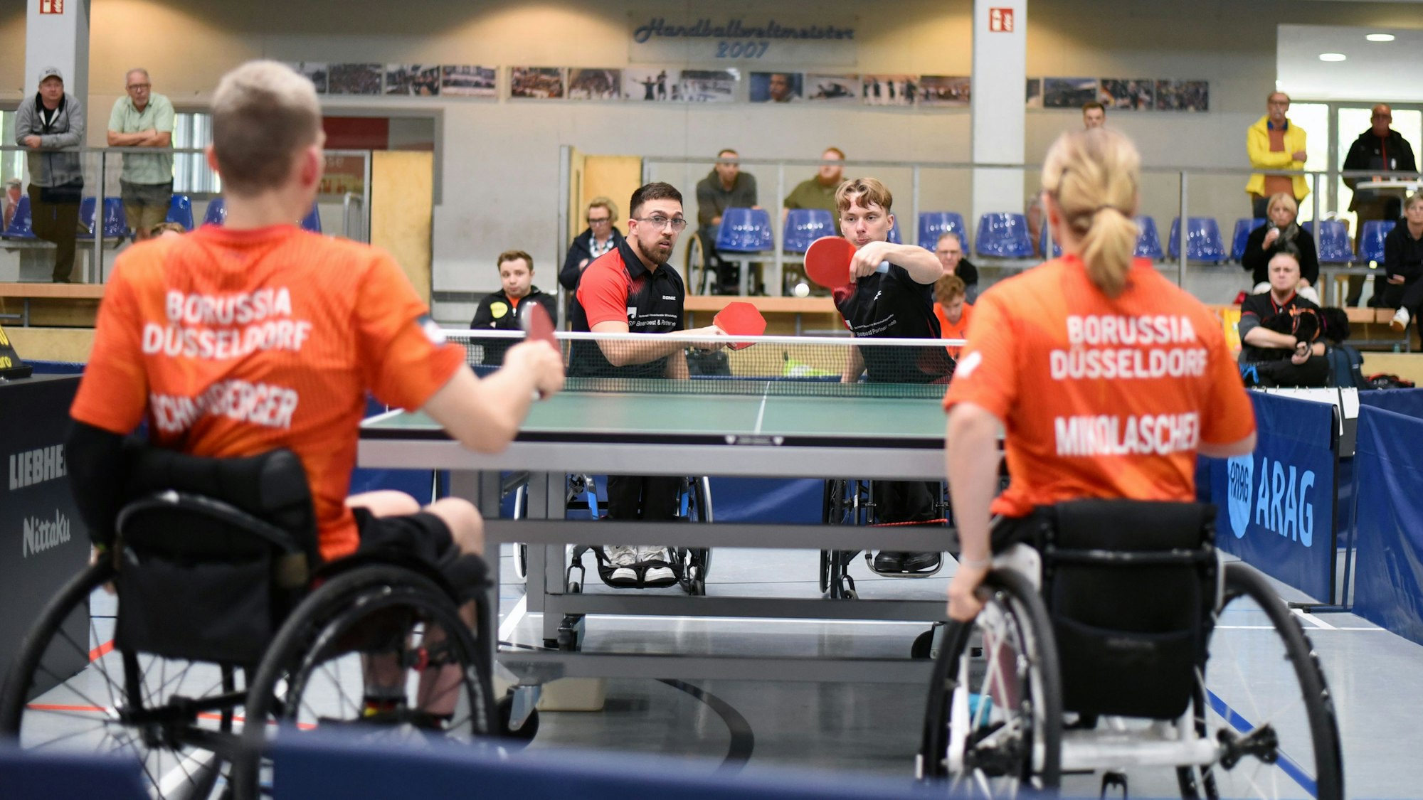 Eine Spielsituation bei einem Turnier im Rollstuhl-Tischtennis.