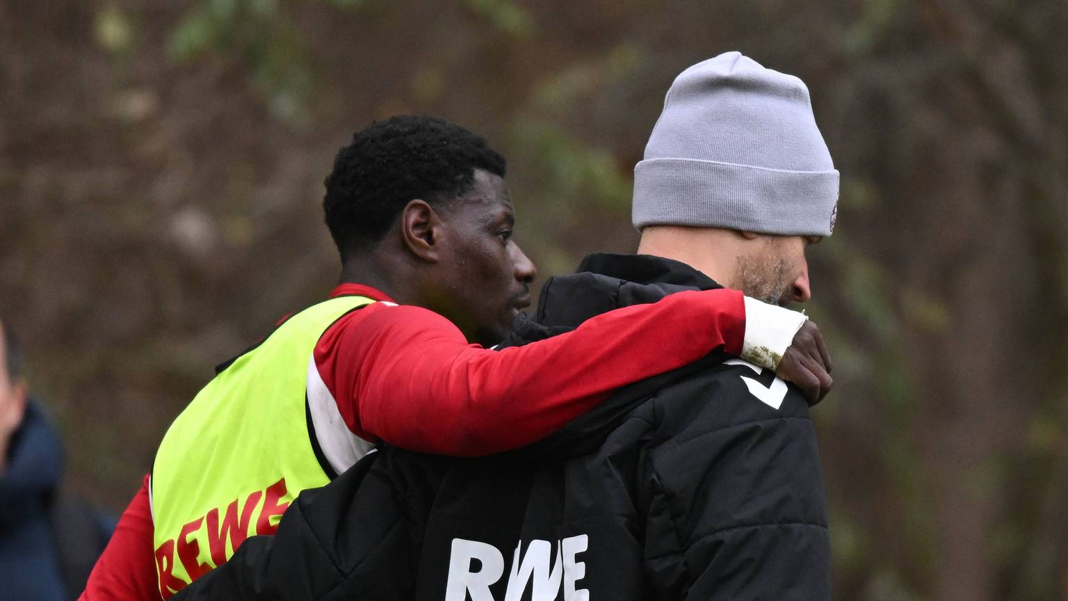 FC-Stürmer Ragnar Ache verlässt gestützt den Trainingsplatz.