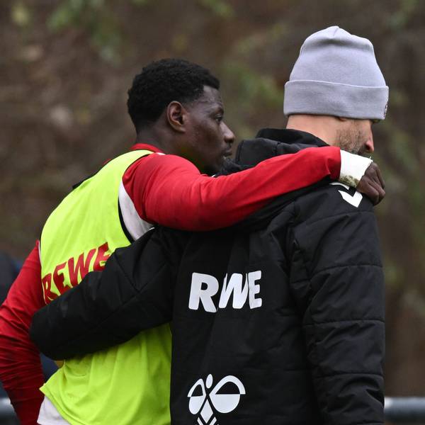 FC-Stürmer Ragnar Ache verlässt gestützt den Trainingsplatz.