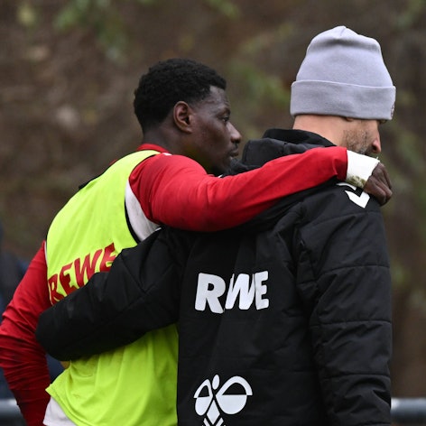 FC-Stürmer Ragnar Ache verlässt gestützt den Trainingsplatz.