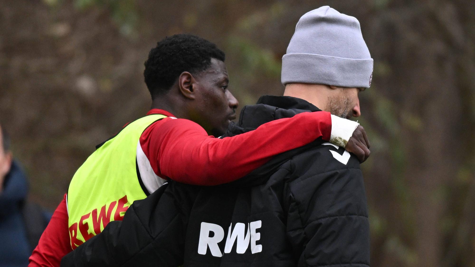 FC-Stürmer Ragnar Ache verlässt gestützt den Trainingsplatz.