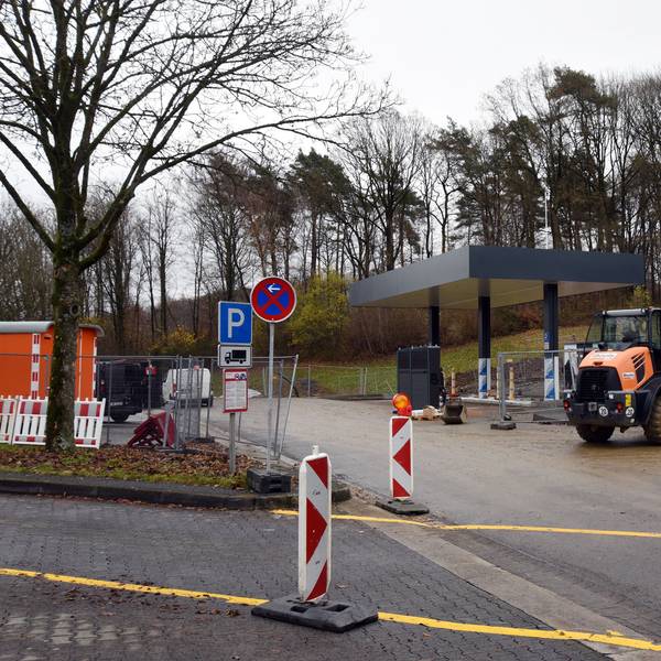 Das Foto zeigt im Bau befindliche Schnellladesäulen für Elektroautos, die mit einem Dach ausgerüstet sind.