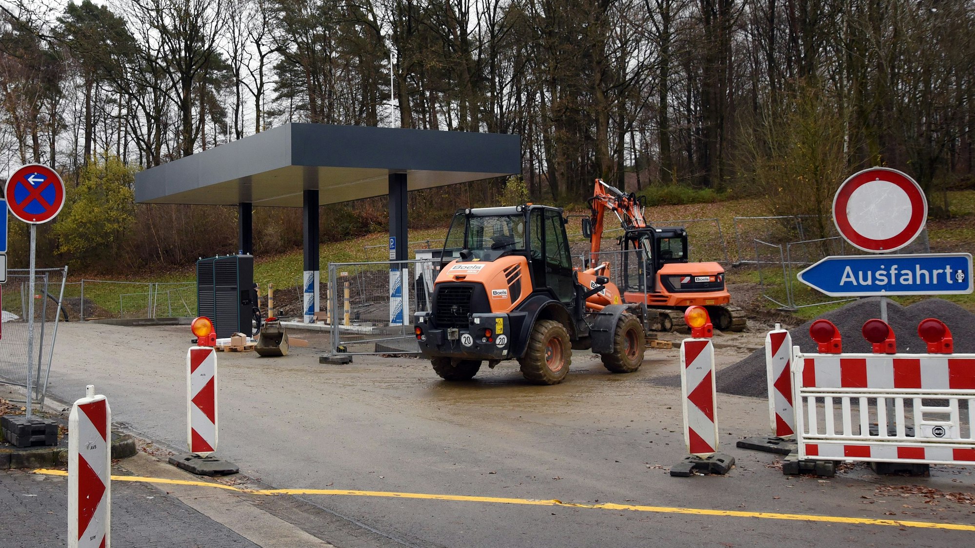 Das Foto zeigt im Bau befindliche Schnellladesäulen für Elektroautos, die mit einem Dach ausgerüstet sind.