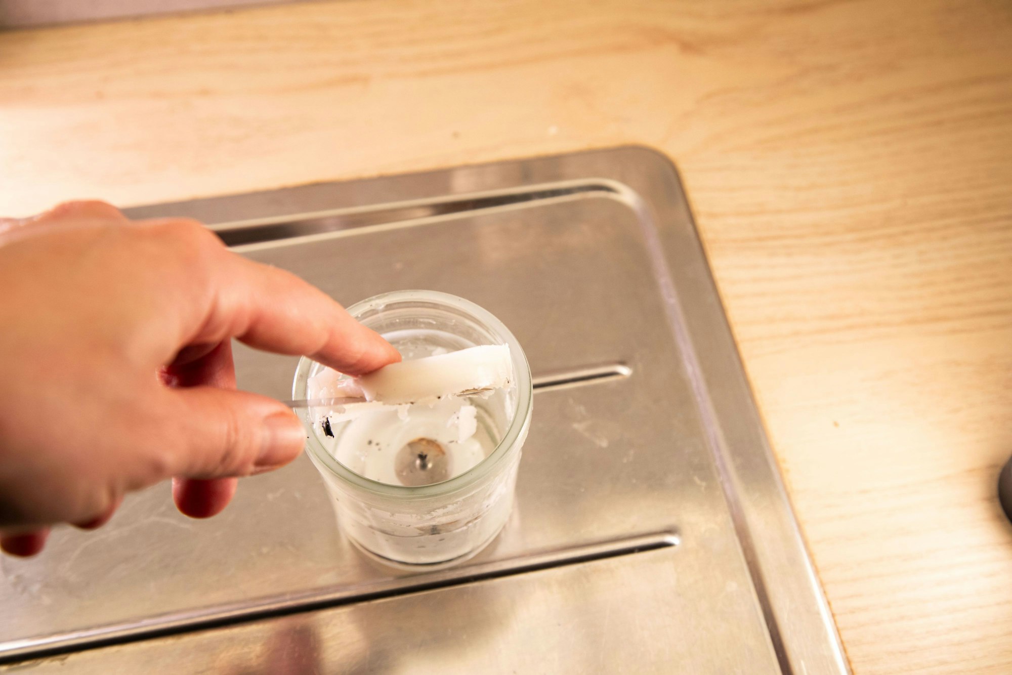 Schritt 3: Das Wachs abnehmen und das restliche Wasser abgießen.