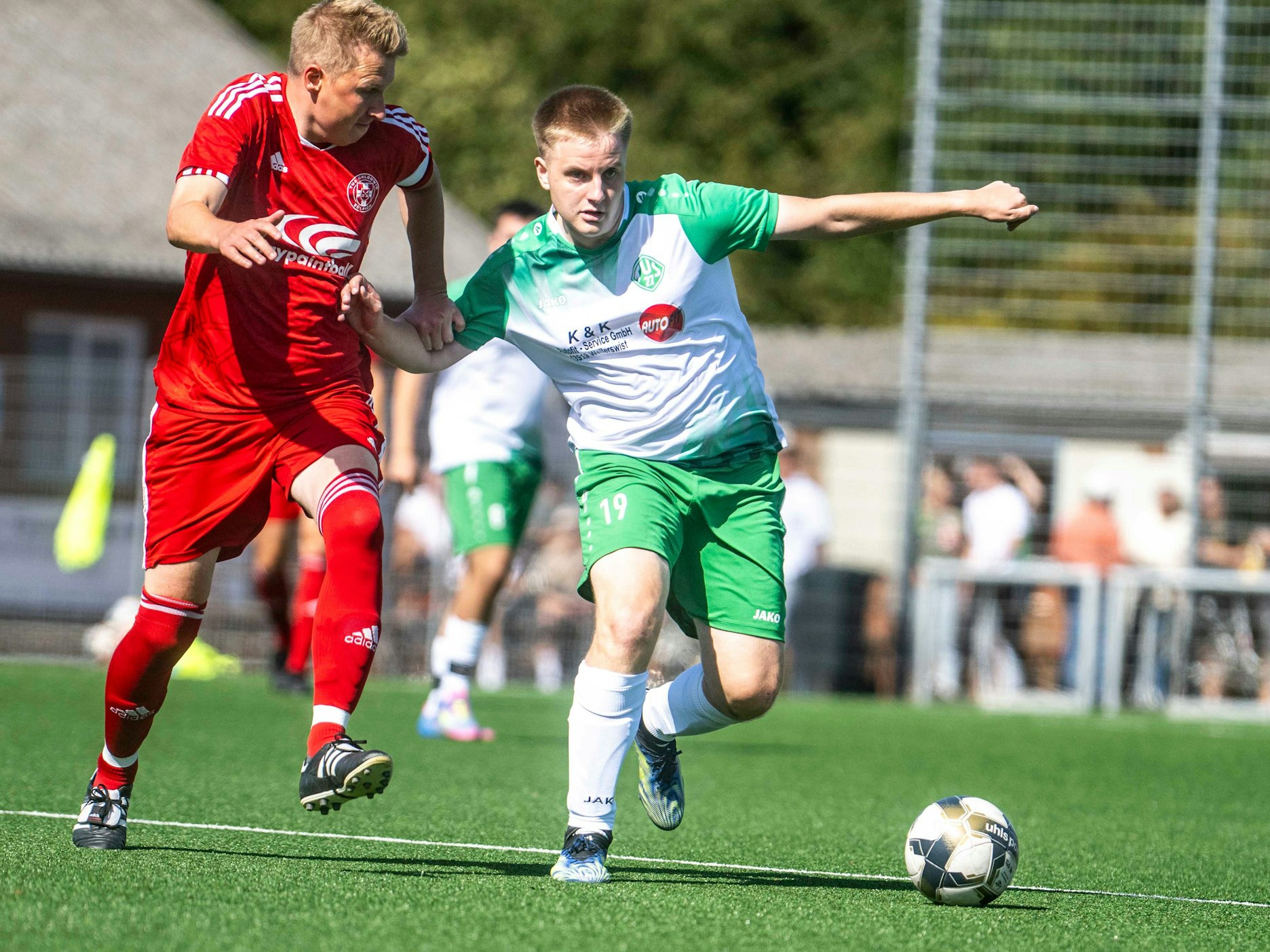 Max Wasserschraff ist am Ball und versucht mit dem rechten Arm Jakob Raudszus wegzudrücken.