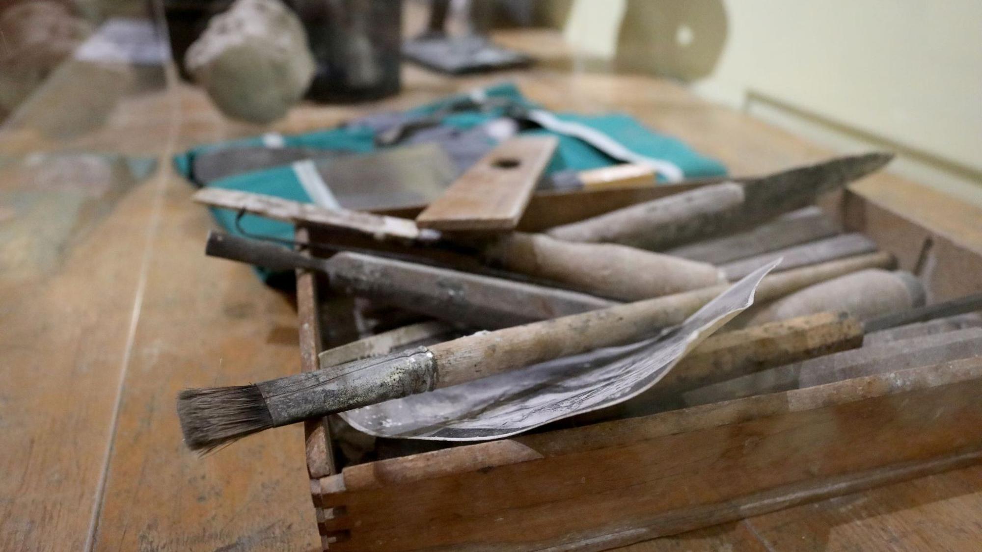 Pinsel und Spachtel eines Künstlers in einer Ausstellungsvitrine.