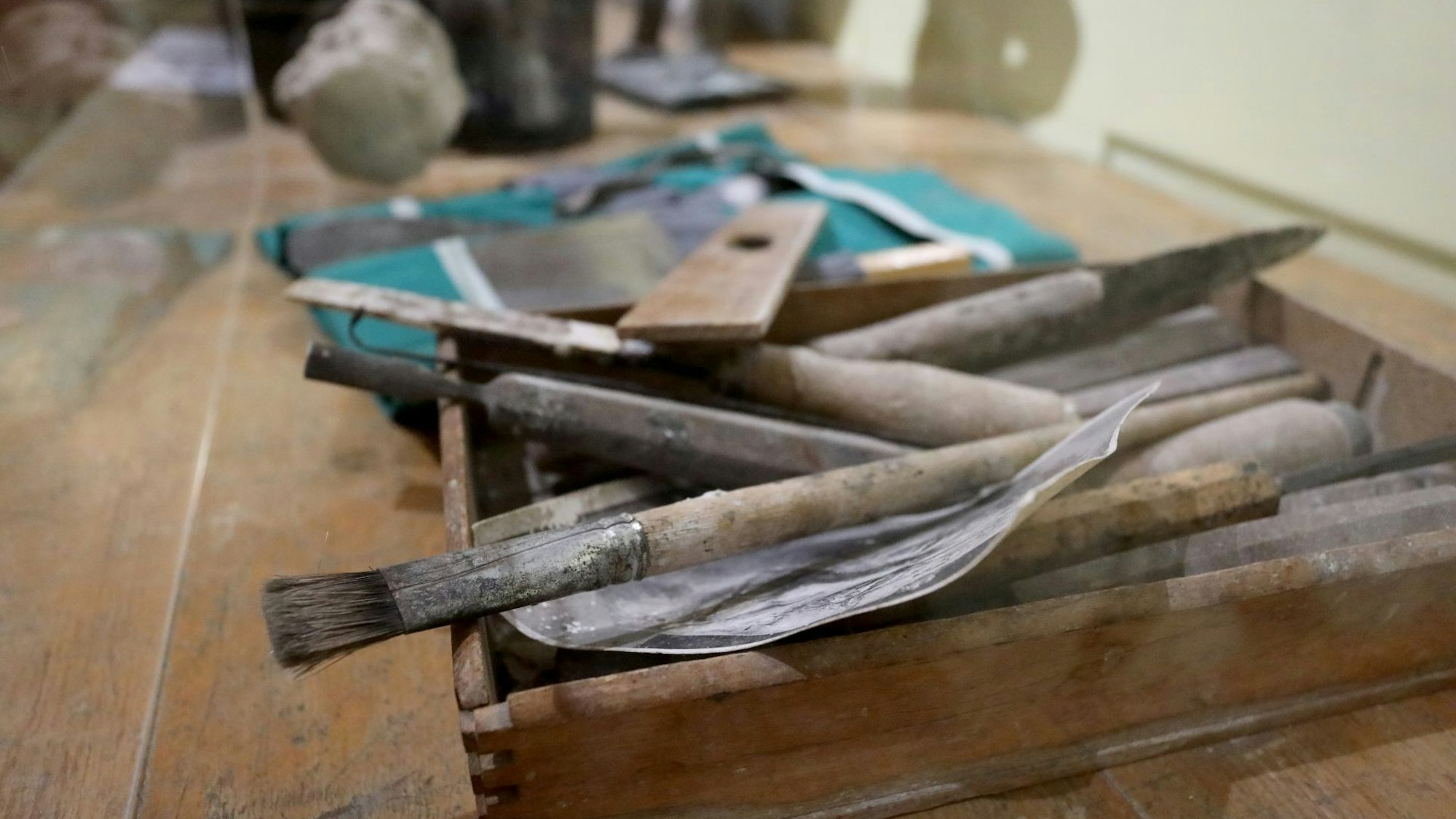 Pinsel und Spachtel eines Künstlers in einer Ausstellungsvitrine.