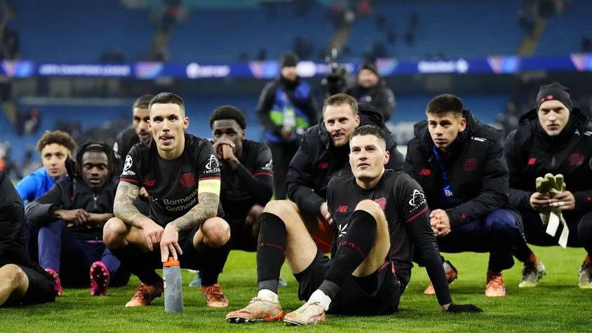 Erfolgsgaranten: Patrik Schick (Mitte r) und Alex Grimaldo (l) erzielten beim 2:0 in Manchester die Leverkusener Tore.