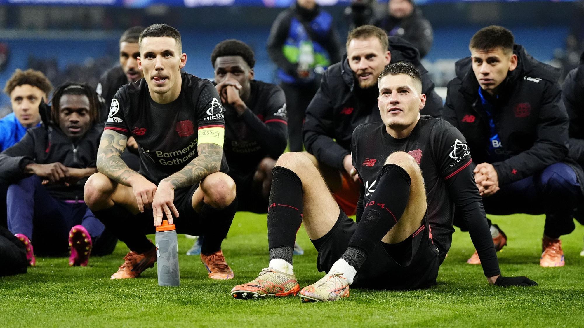 Erfolgsgaranten: Patrik Schick (Mitte r) und Alex Grimaldo (l) erzielten beim 2:0 in Manchester die Leverkusener Tore.
