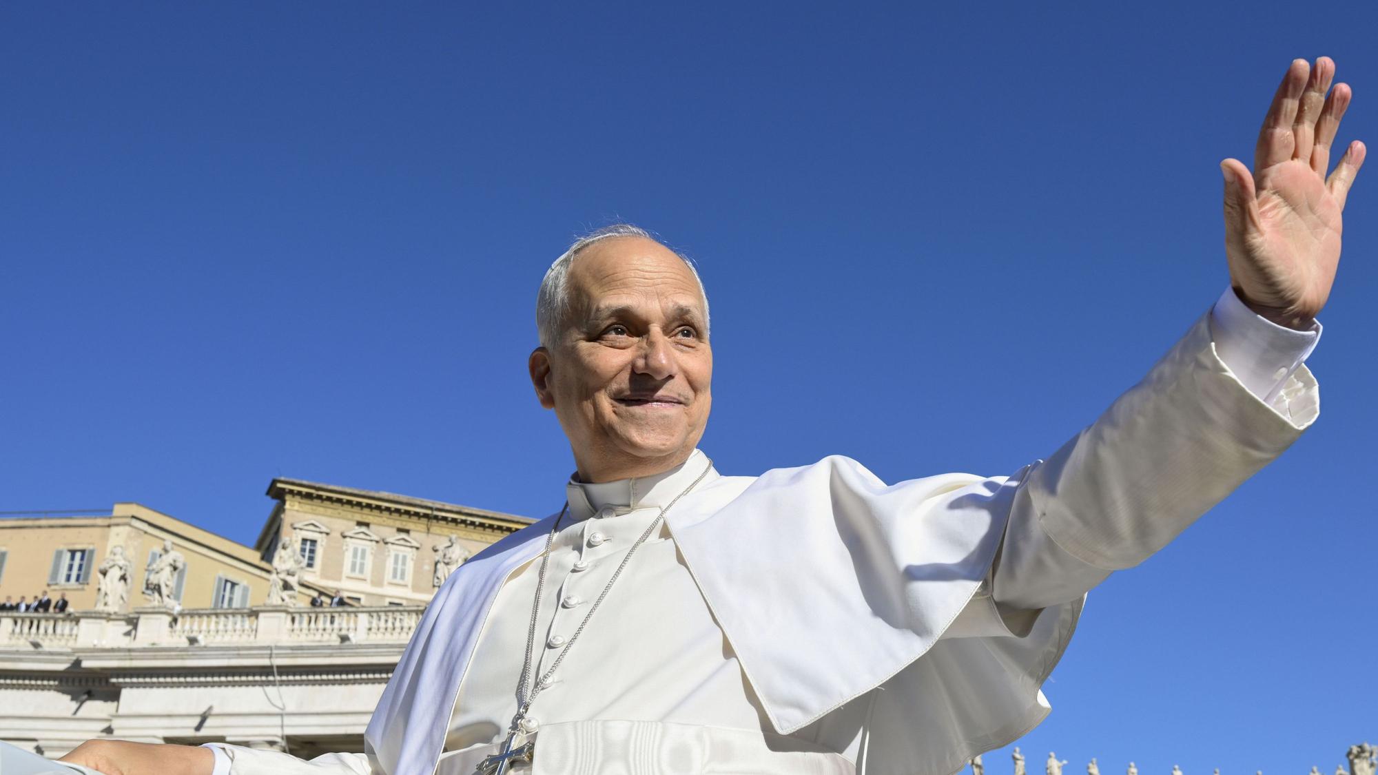 Papst Leo XIV. winkt während seiner wöchentlichen Generalaudienz auf dem Petersplatz im Vatikan.