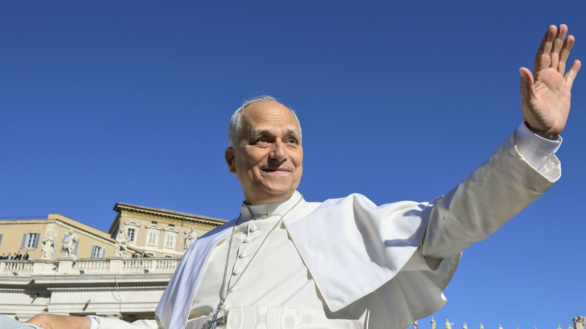 Papst Leo XIV. winkt während seiner wöchentlichen Generalaudienz auf dem Petersplatz im Vatikan.