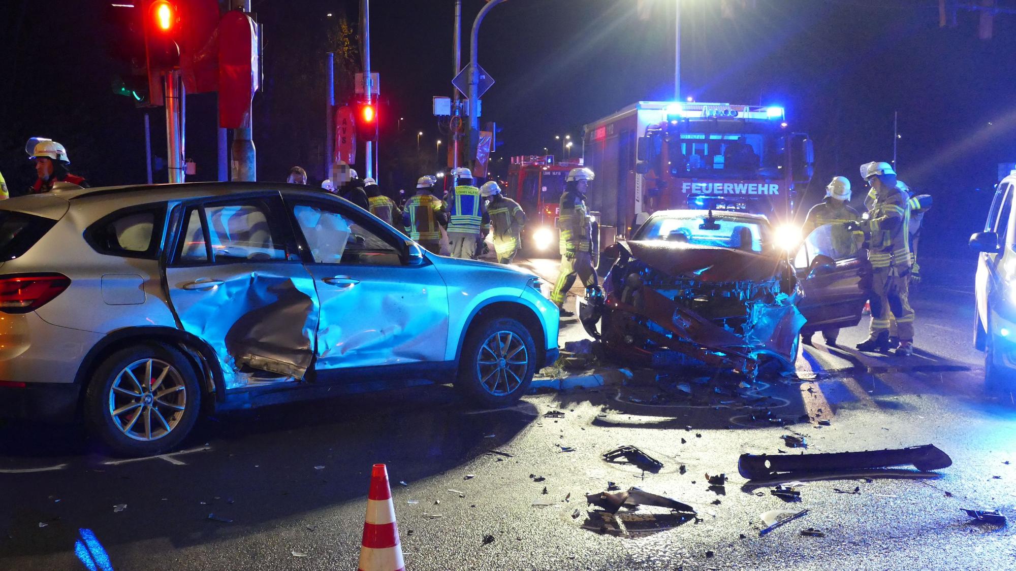 Der silberne BMW soll bei Rot über die Kreuzung gefahren sein, der rote Peugeot konnte nicht mehr bremsen.