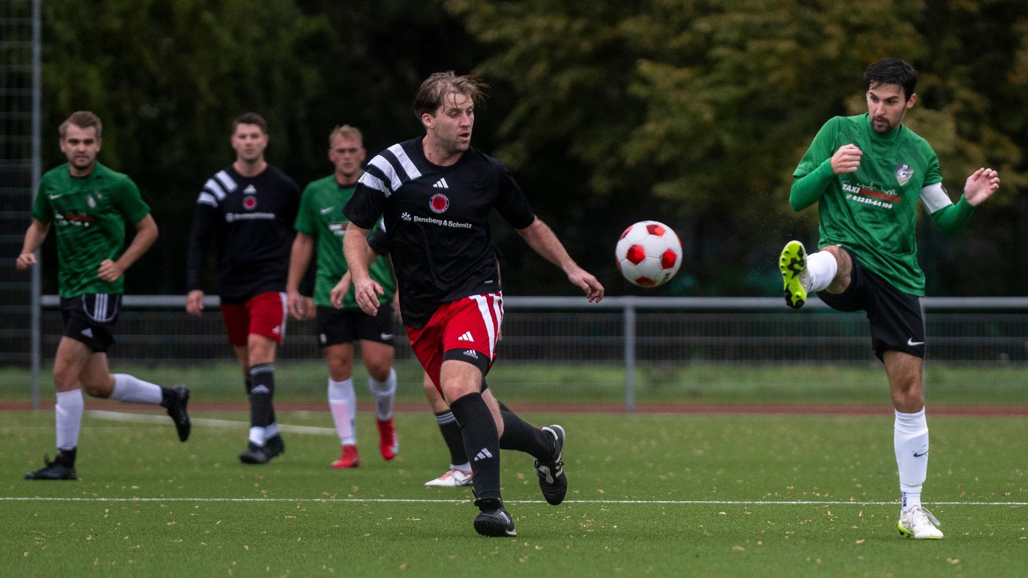 Lukas Mager lupft einen Ball über einen Gegenspieler.