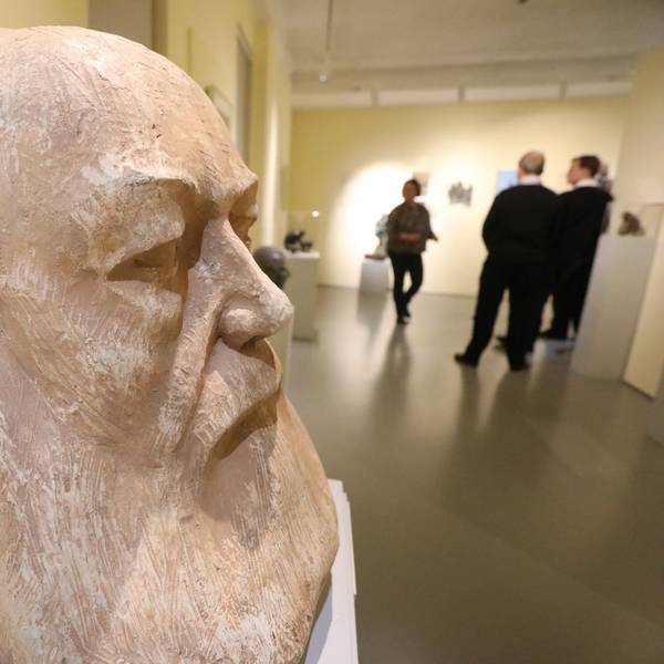 Der Kopf eines bärtigen Mannes als Plastik in einem Museum.