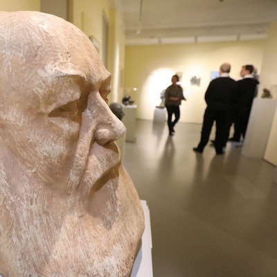 Der Kopf eines bärtigen Mannes als Plastik in einem Museum.