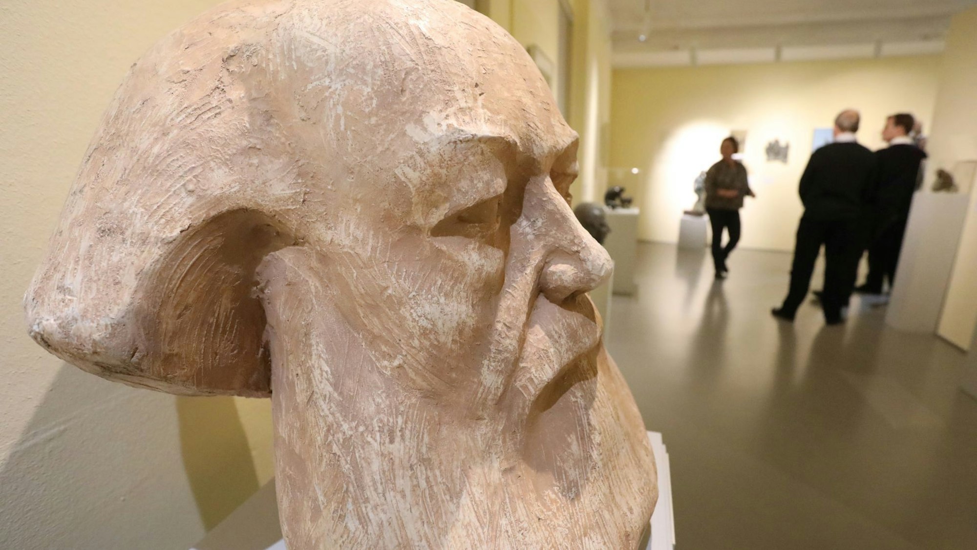 Der Kopf eines bärtigen Mannes als Plastik in einem Museum.