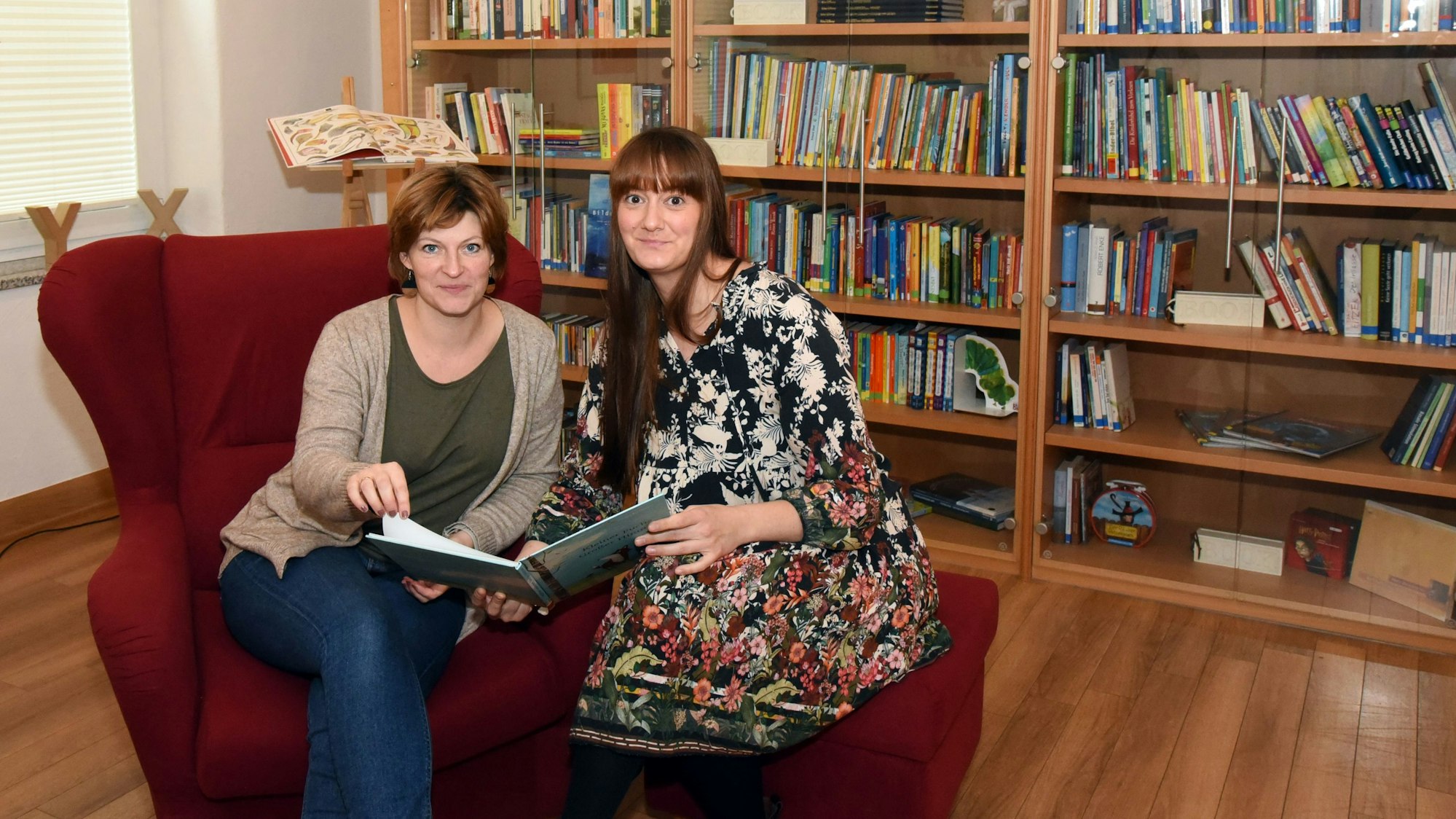 Auch Platz für Fluchten in die Welt der Fantasie gibt im Kinder- und Jugendhospiz. Die Sprecherinnen Martha Lehmann (links) und Esther Mara Junker sitzen im urigen Bücherzimmer.