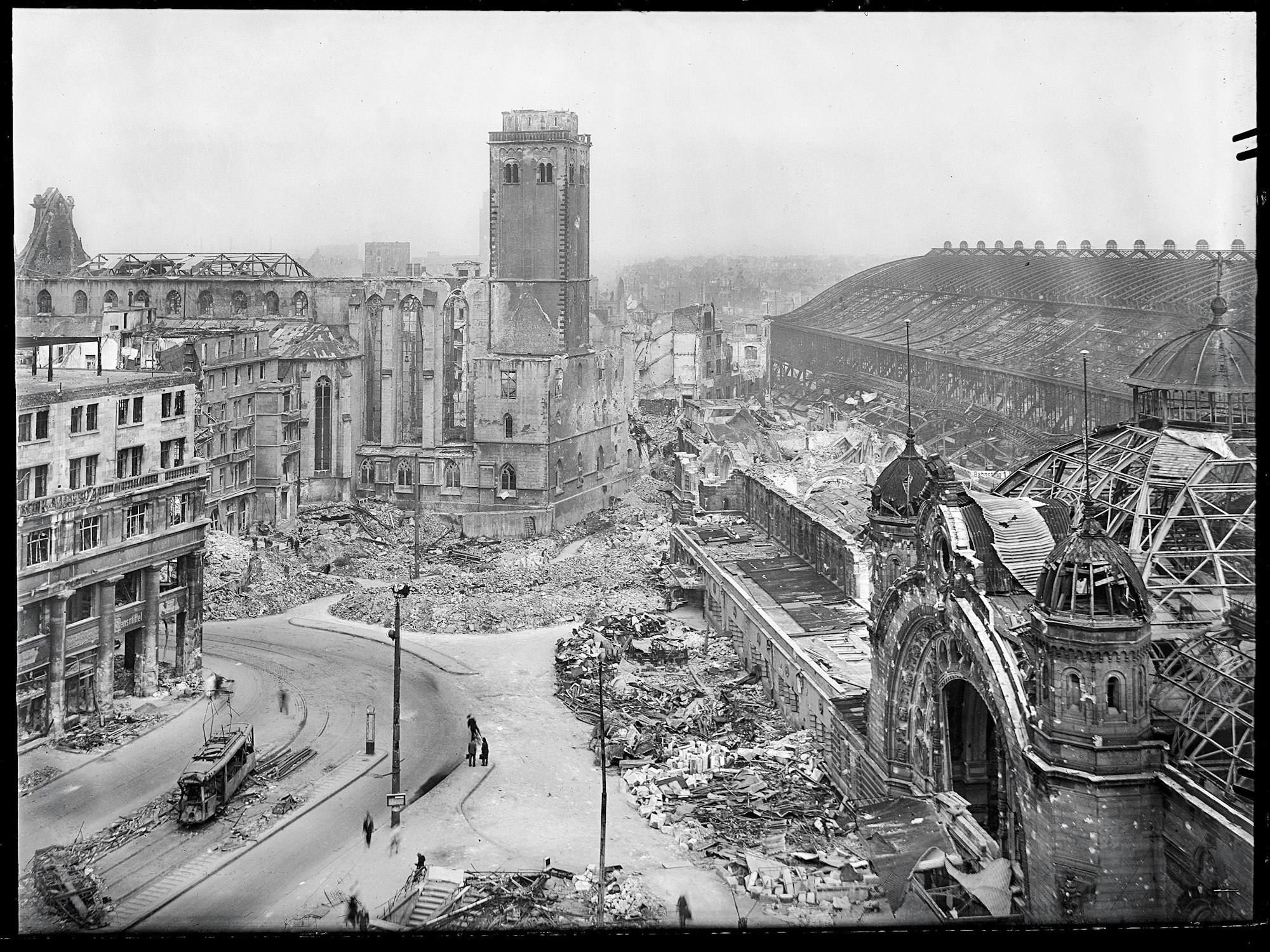 Blick aus dem Kölner Dom auf den zerstörten Hauptbahnhof