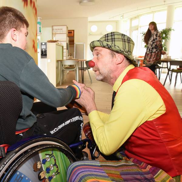 Klinikclown Michel (Michael Wibbelt) sucht im Olper Kinder- und Jugendhospiz Balthasar den Kontakt zu den Gästen. So heißen die Bewohnerinnen und Bewohner dieser besonderen Einrichtung.