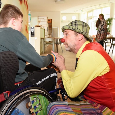 Klinikclown Michel (Michael Wibbelt) sucht im Olper Kinder- und Jugendhospiz Balthasar den Kontakt zu den Gästen. So heißen die Bewohnerinnen und Bewohner dieser besonderen Einrichtung.