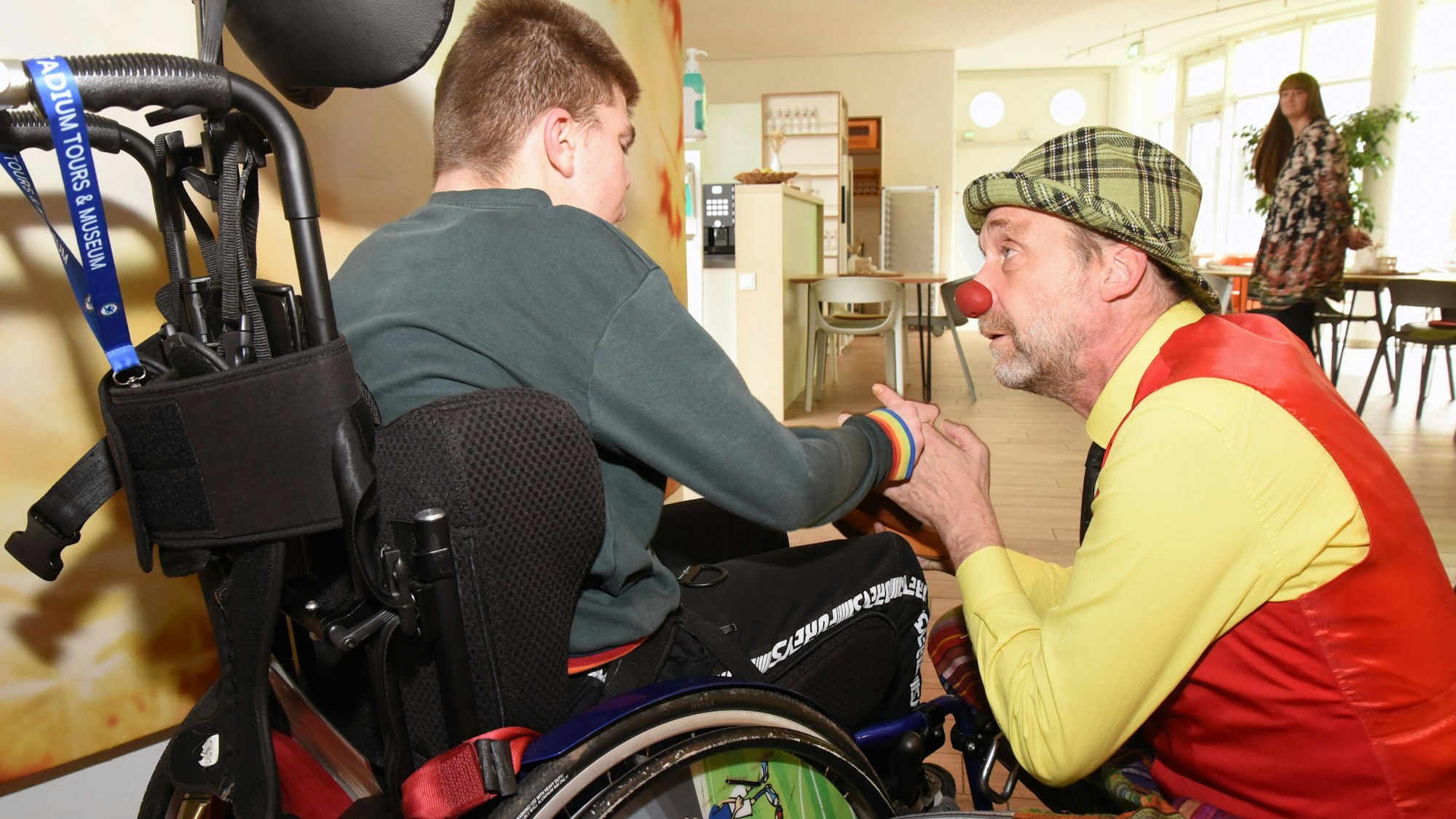 Klinikclown Michel (Michael Wibbelt) sucht im Olper Kinder- und Jugendhospiz Balthasar den Kontakt zu den Gästen. So heißen die Bewohnerinnen und Bewohner dieser besonderen Einrichtung.