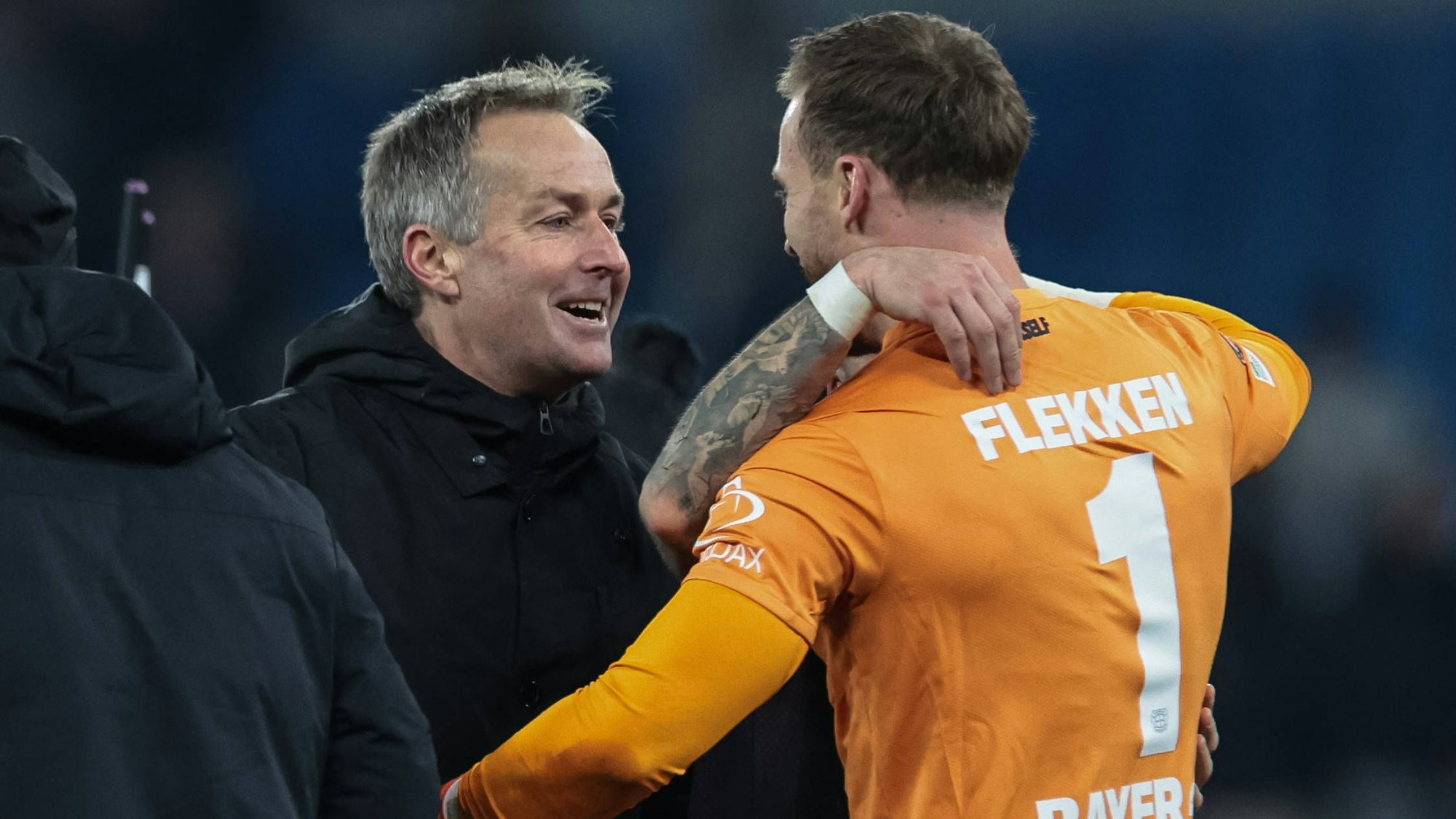 Eine magische Nacht erlebten Bayer 04 Leverkusens Trainer Kasper Hjulmand (l.) und der überragende Torwart Mark Flekken.
