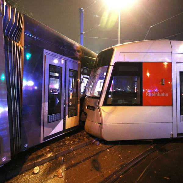 Bei einem Straßenbahnunfall sind in Düsseldorf am frühen Morgen laut Polizeiangaben mehrere Personen verletzt worden.