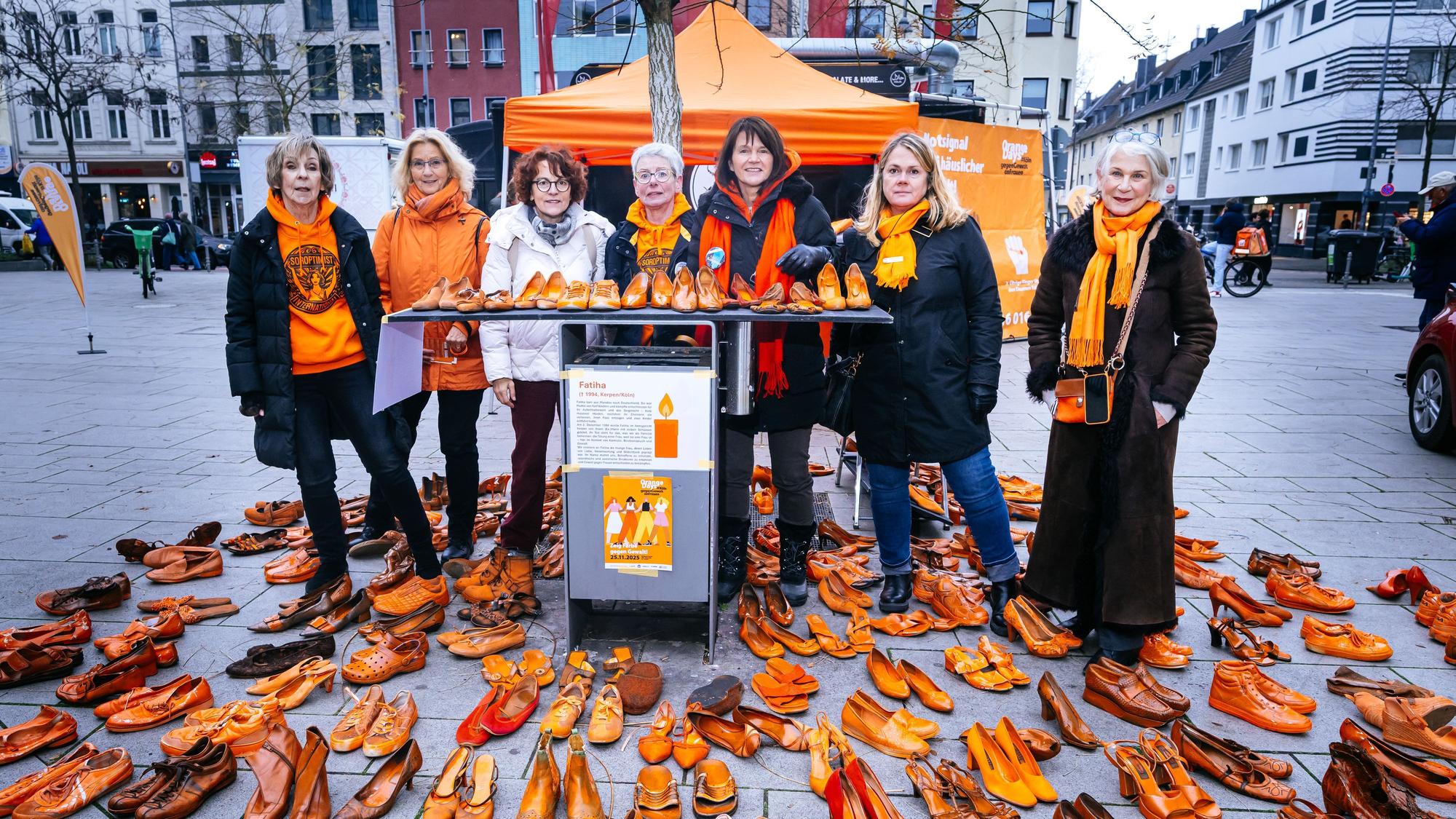 Fünf Kölner Frauenclubs von Soroptimist International und Zonta organisierten die Aktion, um mit Kölnerinnen und Kölnern ins Gespräch zu kommen.