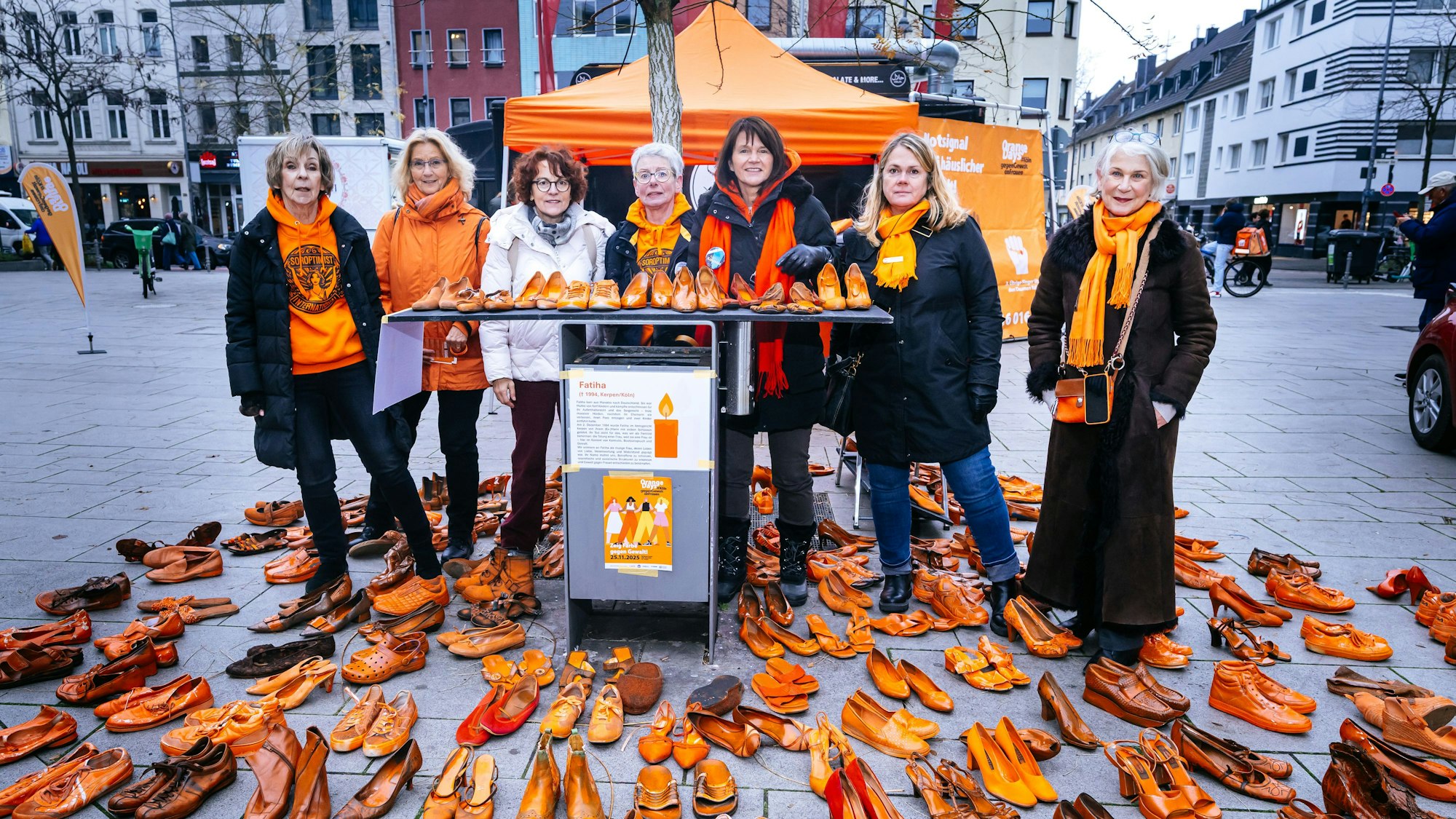 Fünf Kölner Frauenclubs von Soroptimist International und Zonta organisierten die Aktion, um mit Kölnerinnen und Kölnern ins Gespräch zu kommen.