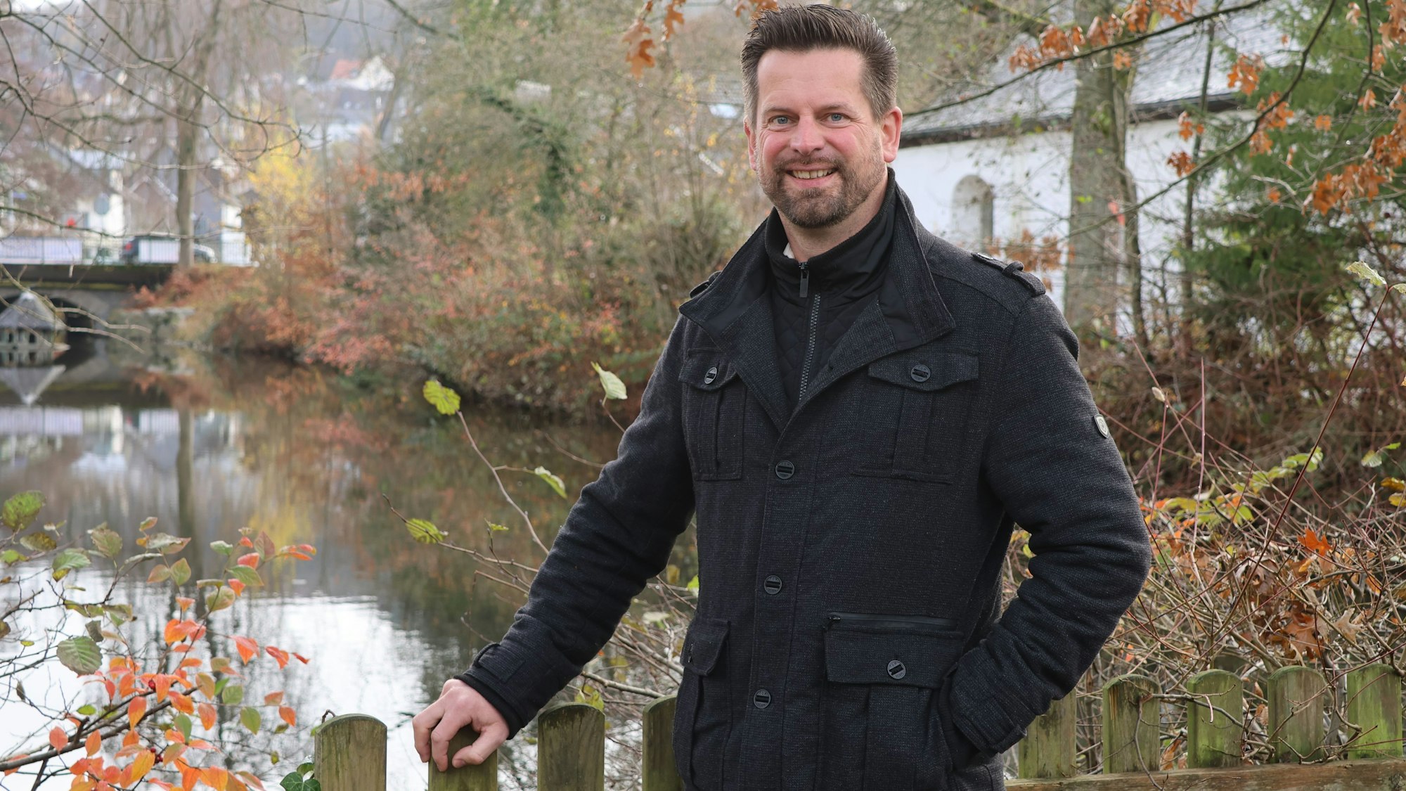 Das Bild zeigt Reichshofs parteilosen Bürgermeister Jan Gutowski an der Denklinger Klus.